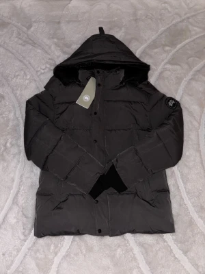 Canada goose jacka - Helt ny canada goose, den är oanvänd. De finns storlek M och L i lager. Kommer med tag. Priset är 2350kr men pris kan diskuteras, tar emot prisförslag! 😁