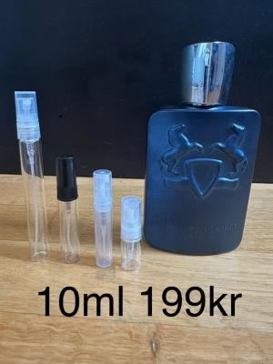 Parfums de Marly Layton 10ml - Säljer Parfums de Marly Layton i en parfym dekant - 10ml. Basen är djup och elegant med vanilj, peppar, patchouli och tränoter, vilket ger en krämig, kryddig och sofistikerad avslutning. En kraftfull och lyxig doft som passar perfekt för kallare väder och vintertid, särskilt när man vill ha något varmt, kryddigt och exklusivt ❄️☃️ Priset står för 10ml. 10ml är ungefär 150st sprays. FINNS ÄVEN I 2,3,5,10ML KOLLA PROFILEN FÖR ANDRA STORLEKAR ! | 2ml 55kr | 3ml 75kr | 5ml 109kr | 10ml 199kr | 