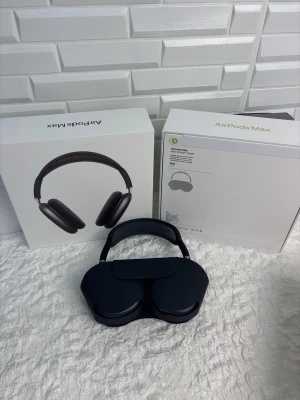 AirPods Max - Snygga Apple AirPods Max i mycket fint skick, komplett med originalkartong och Smart Case. Over-ear design, aktiv brusreducering och hög ljudkvalitet. Inga synliga repor eller skador, ser ut som nya. Perfekt för musik, film och samtal med lång batteritid.