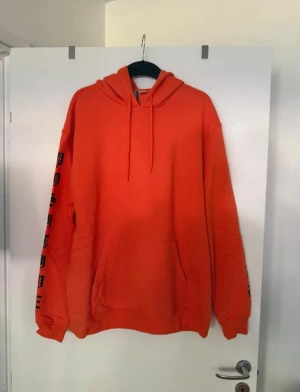 Hoodie orange  - Storlek L. Aldrig använd. 