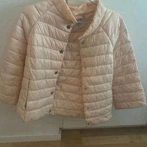 jacka - Säljer denna herno liknande trekvartsärmade jacka. Fin och bra nu till våren 💕 storlek 36 så passar xs-s. Köpte här på plick så vet ej hur använd den är, men inga defekter alls💕