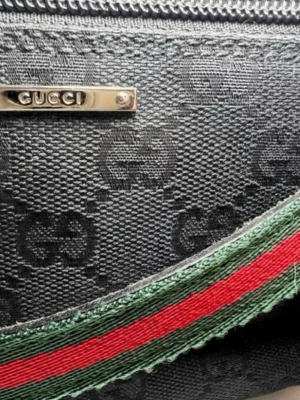 Äkta vintage Gucci boat väska - Äkta vintage och sällsynt boat axelväska från Gucci i tyg med klassiskt GG-mönster över hela väskan. Säljer för jag har använt den mycket och vill köpa en ny. Det som gör den sällsynt är att axelremmen är i grönt och rött (de flesta som finns till salu är bara svarta) den ger en sportig känsla o är lite slitet på undersidan men syns knappt. Silver detaljerna är fortfarande lika shiny som när jag köpte den ✨Kommer med äkthetsbevis från The Vintage.
