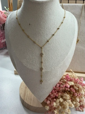 Y-format halsband i rostfritt stål – 18K guldpläterat - Ett mycket fint och elegant Y-format halsband tillverkat av rostfritt stål, pläterat med 18k guld. Halsbandet är vattentåligt och allergivänligt, vilket gör det perfekt för daglig användning. Dekorerat med gnistrande zirkonstenar och små kors som ger en feminin och stilren känsla. Ett vackert, nätt smycke som passar både till vardag och fest