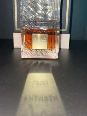 Khamrah Eau de Parfum 100ml - Khamrah från Lattafa är en Eau de Parfum i en elegant flaska. Perfekt för dig som vill sticka ut med en modern och exklusiv doft. Snygg förpackning som ser bra på hyllan. Använts bara några sprut. Anledning varför jag säljer den, har ett överflöde av parfymer och vill att någon annan ska få använda den!