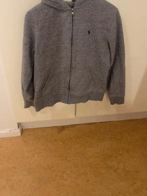 Polo Ralph lauren zip  - Har haft de i 4 mån inga skador storlek 170-188