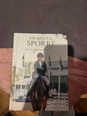 En mental sporre  - Några hund bit märken på framsidan men syns ej i boken 