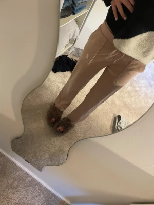 Beiga mjukisbyxor från Juicy Couture - Säljer ett par rosa mjukisbyxor från Juicy Couture. Super bra skick, priset kan diskuteras och skriv om funderingar 🫶🏼🥹på sista bilden ser man färgen i bättre ljus