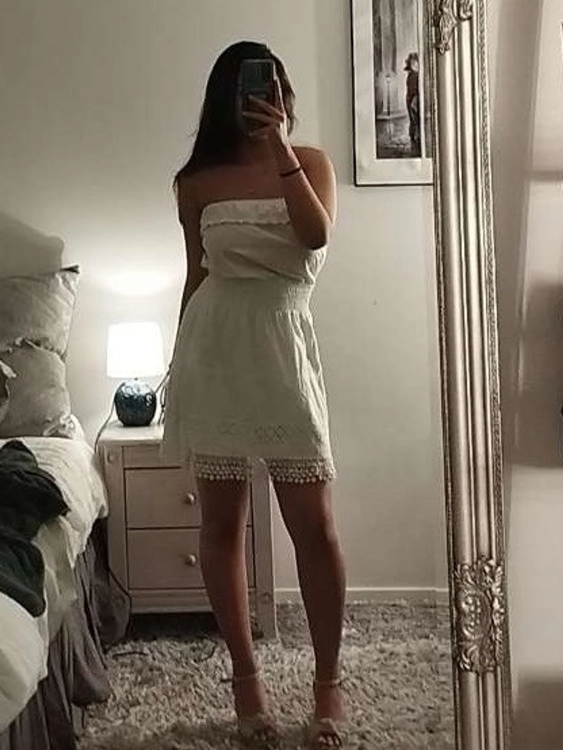 Vit axelbandslös kortklänning