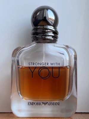 Emporio Armani Stronger With You - ca 70 % kvar (50 ml flaska)) - Säljer Emporio Armani Stronger With You i 50 ml-flaska. Det är uppskattningsvis ca 70 % kvar (se bilder för exakt nivå).   Parfymen är äkta, i mycket fint skick och har förvarats mörkt och svalt. Säljs då den inte används längre. Originalförpackning följer ej med tyvärr då den har slängts.  Batchkod syns på botten.   Hör gärna av dig vid frågor! Skickar samma dag/dagen efter!  
