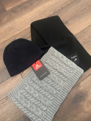 Blå Glengordon mössa, svart Pikeur halsduk och grå Euro-Star halsduk - Blå Glengordon mössa, svart Pikeur halsduk och grå Euro-Star halsduk.  Glengordon och Pikeur är använda. Euro-Star tubhalsduken är oanvänd med prislapp.