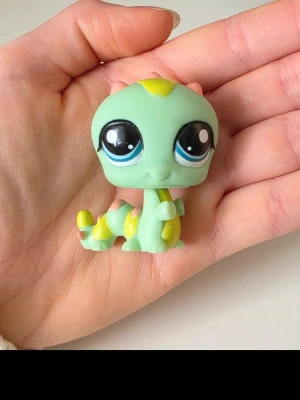 Littlest pet shop - RARE Chenille verte yeux bleu # 1945 LITTLEST PET SHOP Petshop LPS Hasbro                                                                               Säljer fler i min profil för samfrakt