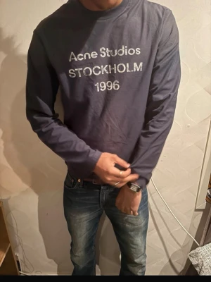 Acne studios long sleeve  - Schysst Acne Studios long sleeve i riktigt bra skick, strl M, snabb affär kan jag gå ner i pris