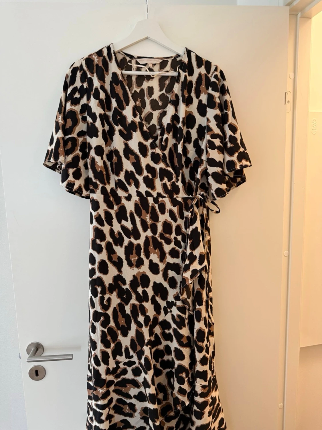 Leopardmönstrad omlottklänning - 4