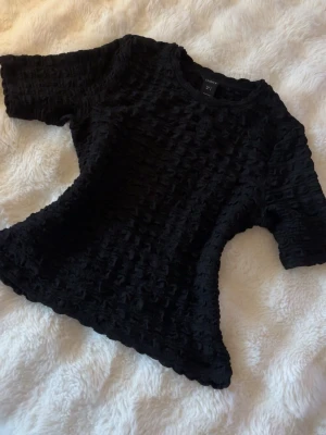 Svart strukturerad topp från Lindex - Super fin topp från Lindex. Säljer då jag ej använder den! Inga defekter, helt som ny🩷