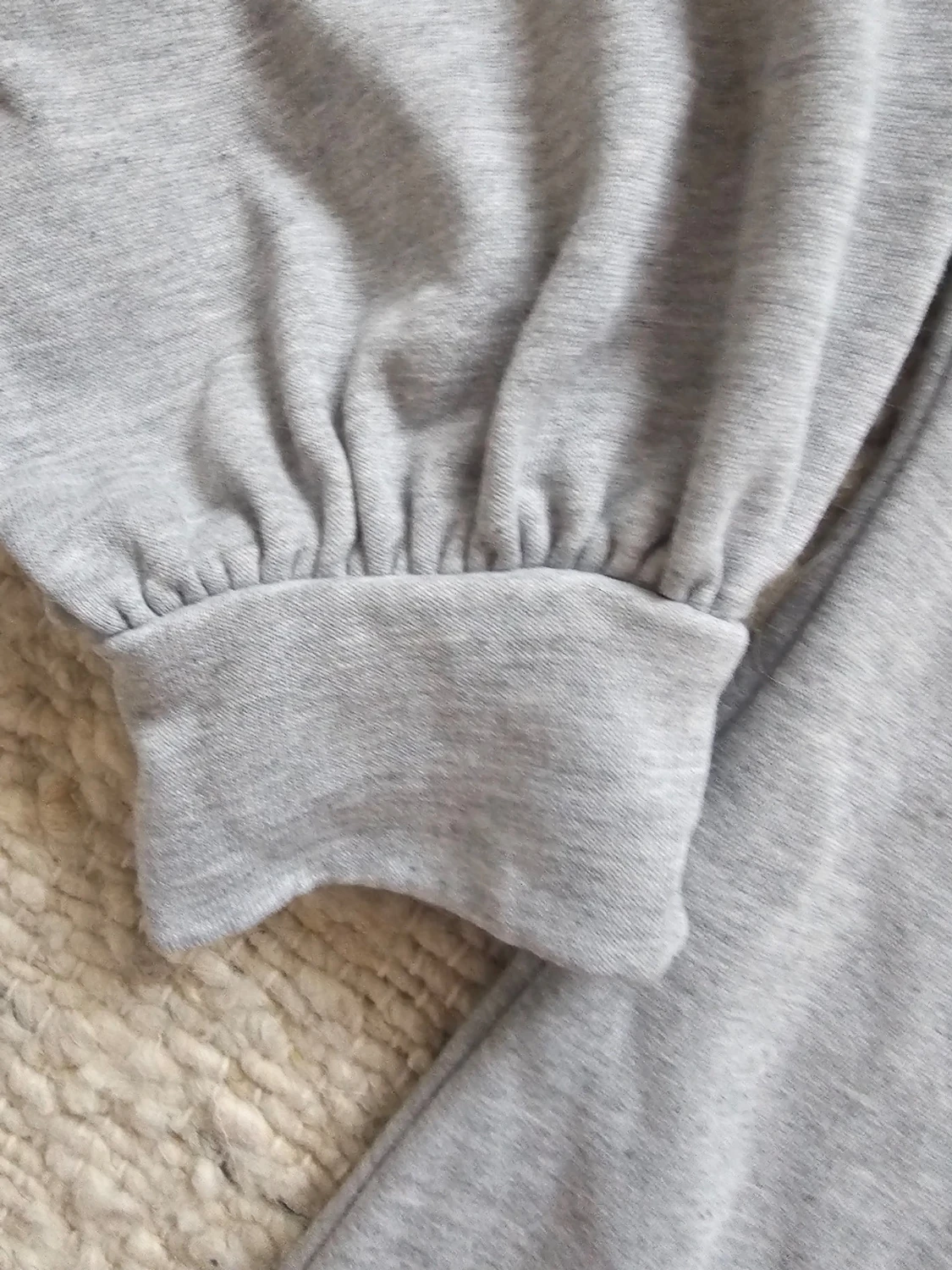 Grå sweatshirt med cut out-detaljer - 2