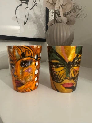 2 stycken Carolina Gynning muggar  - 2 stycken Carolina Gynning muggar.                  Den första heter golden moonlight Queen.                           Den andra heter golden butterfly.                                 Dom är helt oanvända
