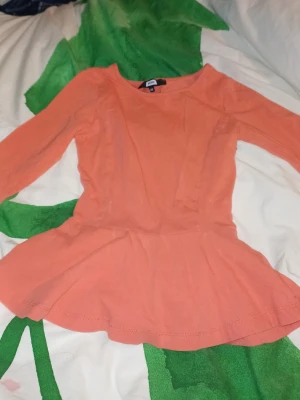 Tröjor  - Vet inte riktigt vad det här är men dom är i topp skick och säljs tillsammans. En är från bikbok, en är från gina tricot. 