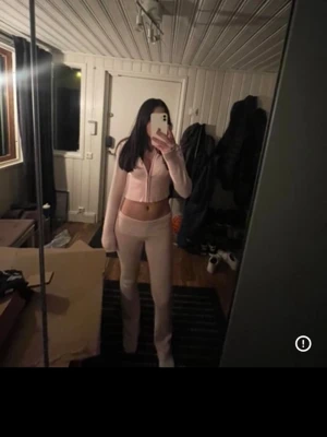 Ljusrosa cropped tröja med utsvängda byxor.  - Säljer ett ljusrosa sett. En cropped tröja med ett par utsvängda matchade byxor.  Storlek xs på båda tröjan och byxorna. 