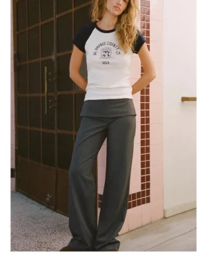 Grå wide lågmidjade kostymbyxor - Säljer ett par grå kostymbyxor med låg midja och bred linning ifrån Zara. Slutsåld.🌸prislappen kvar