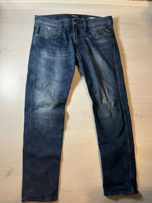 Replay anbass jeans  - Säljer ett par replay anbass jeans i storlek W33, Nypris ca 1400kr, Mycket bra skick, inga defekter och väl omhändertagna, pris kan diskuteras