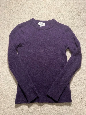 &Other Stories Lila Stickad - Säljer denna då den är för liten, är i bra skick och färgen är varmare i verkligheten. Kom privat för fler frågor💕