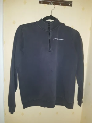 Svart Sail Racing fleece med half zip - Super skön och snygg. Svart långärmad fleece från Sail Racing med halv dragkedja framtill.