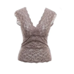 Ljusrosa spetsblus - Elegant ljusosa spetsblus med v-ringad design och korta ärmar. Perfekt för en stilfull look. Passar xs-s men är i M! Säljer även en likadan i XL som passar s-m