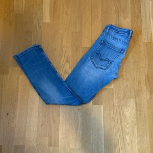 Blå replay jeans  - Replay jeans | 27 30 | Straight fit | Defekt! Mellan benen | Skick 7/10 | Fråga gärna vid fundering |