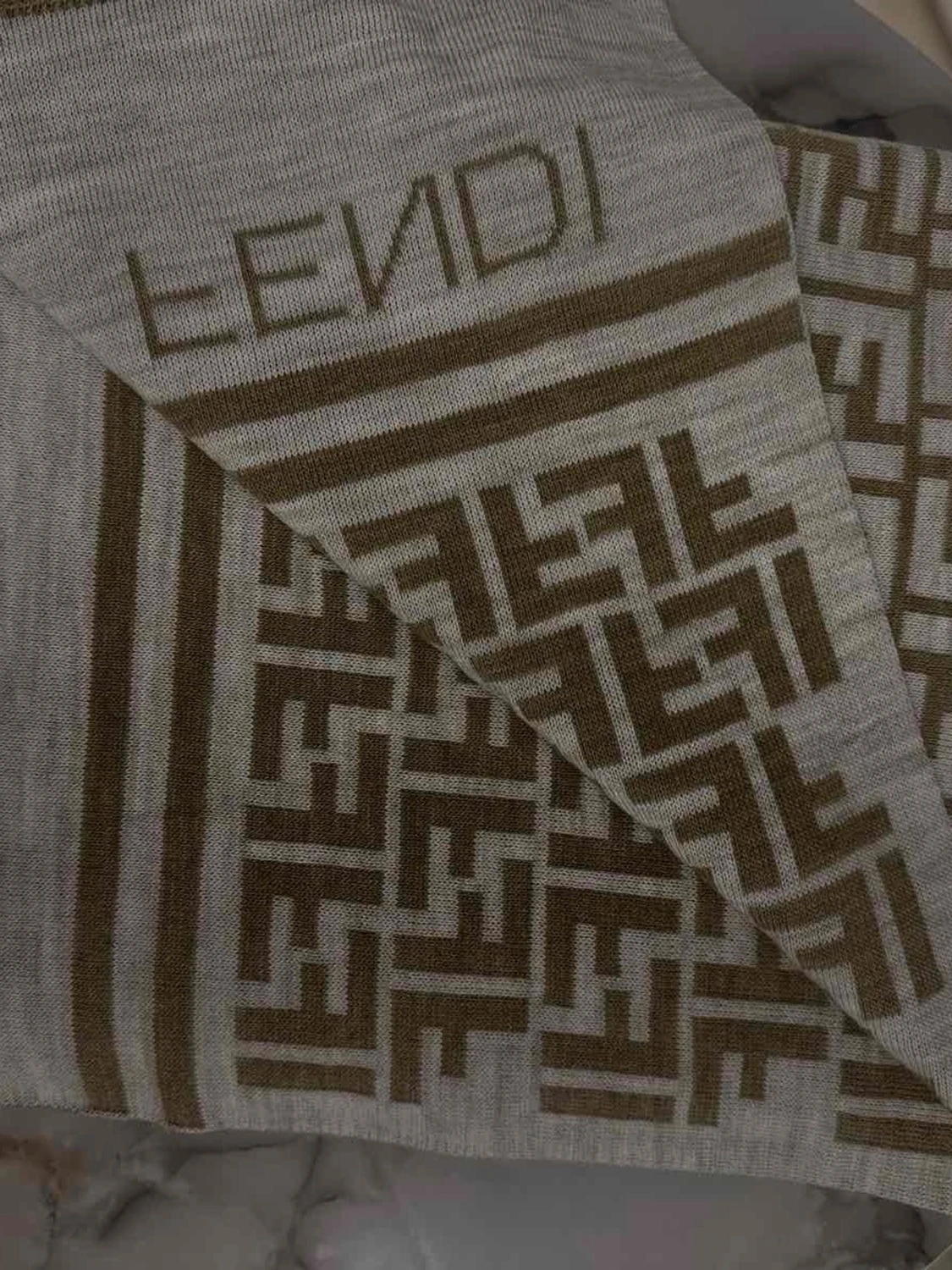 Beige stickad väst med mönster från Fendi