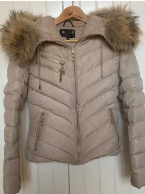 Hollies jacka - Jätte fin Hollies jacka i storlek 32 (passar större också). Leopard mönster inuti. Säljer en likadan i svart också. Pälsen går att ta av ifall man vill det