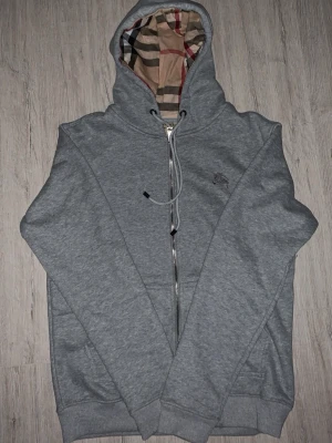 Grå burberry zipup hoodie - Man köper monclear när man tro att man är någon, men man köper burberry när man är någon