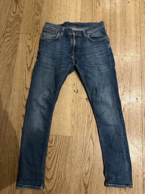 Mörkblå nudie jeans - Säljer nu mina nudie jeans i storlek 30/30, skick 9/10. MVH 