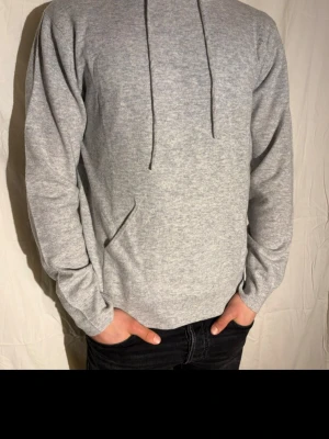Kaschmirhoodie - Kaschmir och merinoull hoodie. Finns även i storlekar S och L. Modellen på bilden är 183 cm lång. Hör av er för fler frågor. 