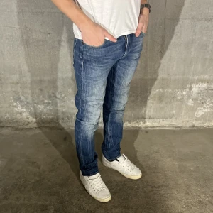 Levis 511 - Levi’s jeans 511 i färgen blå. Storlek 30/32 och modellen på bilden är 178 cm. Fint skick, köp för endast 299kr. 