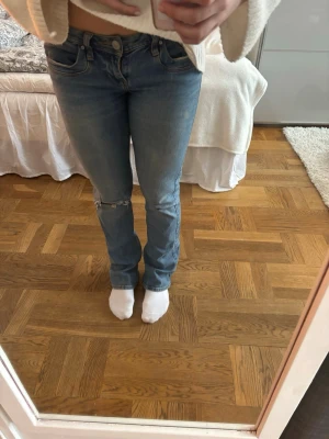 Blå bootcut jeans  - Strl 26/32, hålet är klippt själv 💞köpte för 800 och är använda men fortfarande i fint skick! 