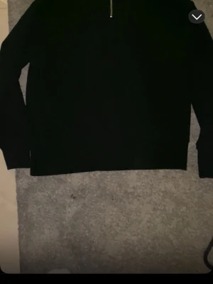 Zip up - Stilig zip up funkar till precis allt, varm, hög nacke. Väldigt väldigt fin kvalite kom köp jag bits inte😊😙 passar allt o alla 170-180+ cm perfect size