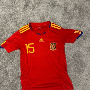 Spanien tröja + Milan tröja - Båda är i ny skick med ramos #15 och maldini #3 på ryggen