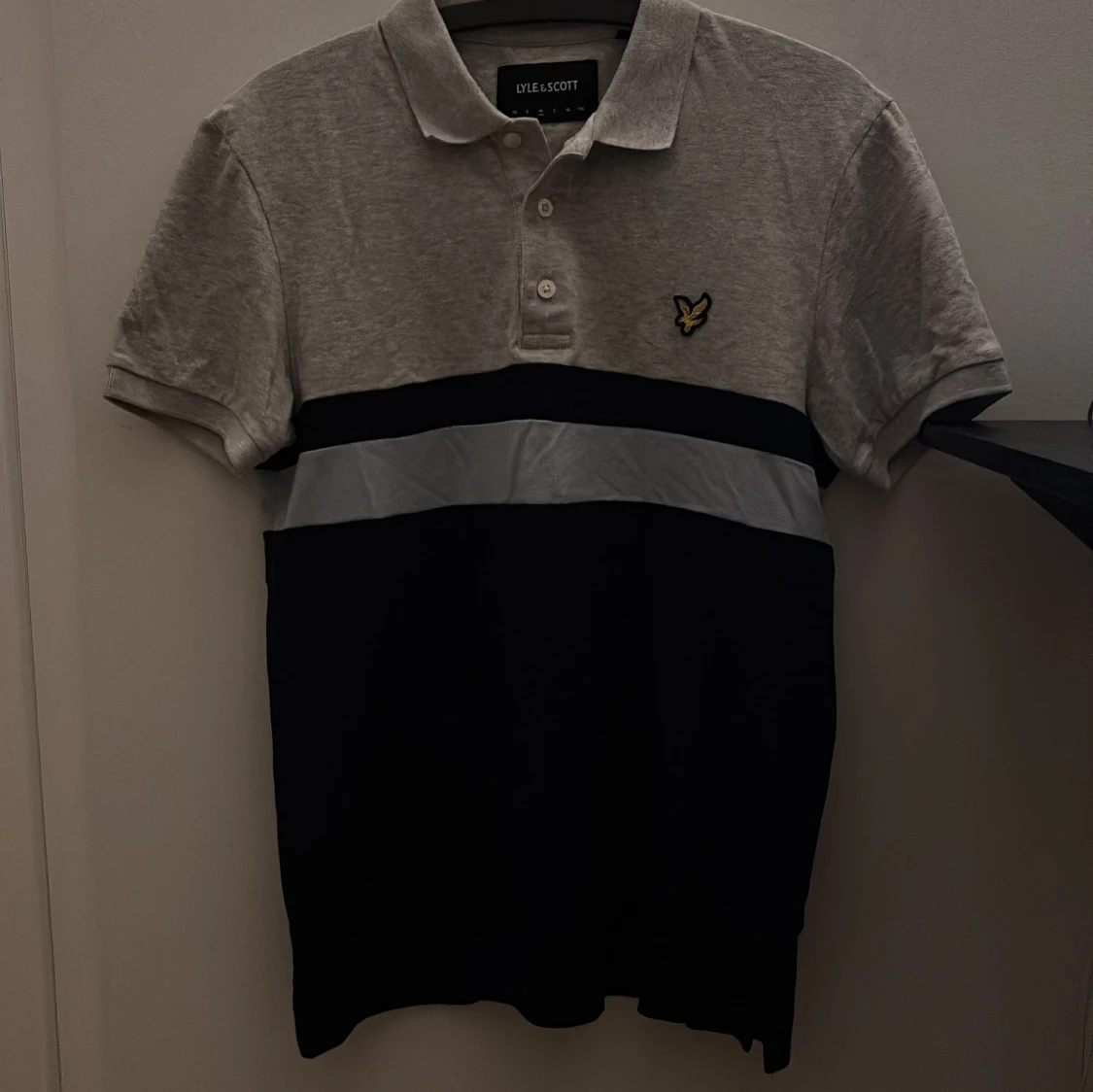 Grå och marinblå piké från Lyle & Scott