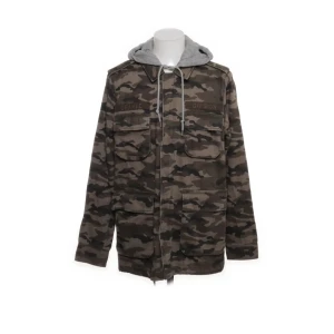 Overshirt camo - Sjukt fet och unik overshirt med luva. Sjukt najs camouflage mönster på denna gör att den blir ett måste i garderoben om du har stil.