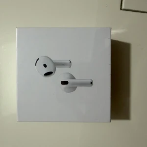 Apple AirPods 4 (ANC) - Helt nya Apple AirPods 4 med Active Noise Cancellation. Levereras i obruten originalförpackning. Trådlösa hörlurar med laddningsetui, kompatibla med USB-C. Perfekt för musik, samtal och vardagsbruk. Modell A3064/A3065, tillverkad 2024.