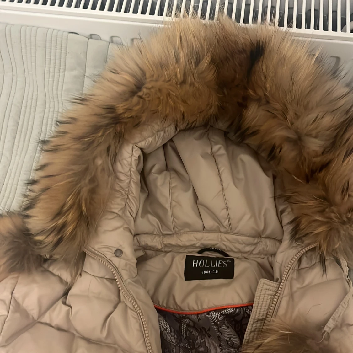 Beige pufferjacka med päls från Hollies - 1
