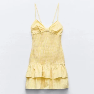 Gul klänning Zara - Gul klänning ifrån Zara, passar XS och S