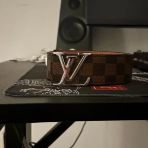 IV Bälte brun - Klassiskt brunt läderbälte i tidlös design. Perfekt för både vardag och jobb – lyfter enkelt vilken outfit som helst. Mjukt, slitstarkt material och justerbart spänne som ger bra passform. I fint skick utan märken eller slitage. Ett måste i basgarderoben!”