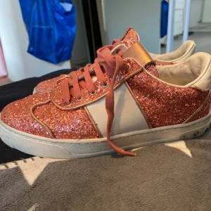 intressekoll - intressekoll på mina valentino flycrew. En nit har lossnat