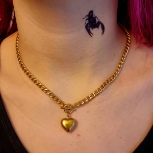 Guldfärgat halsband med hjärthänge - Handgjort halsband.  Material-rostfritt stål.  Nikelfria.Längd 45cm. Kedjetjocklek-5cm 