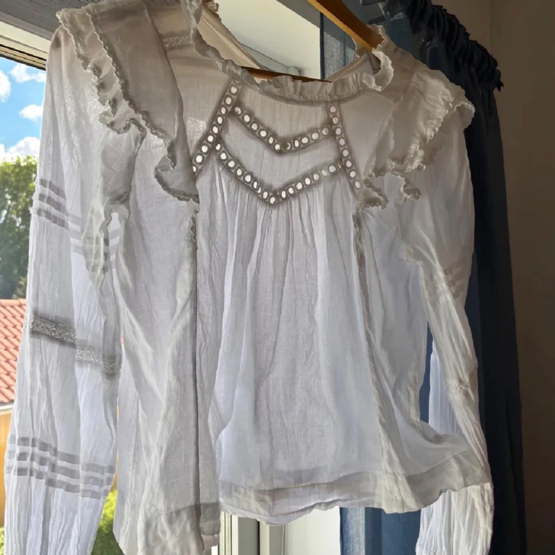 Vit blus med volanger