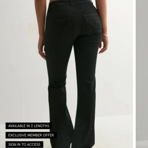 Svarta bootcut jeans med hög midja - Snygga svarta jeans med bootcut-ben och låg midja. Jeansen har endast använts en gång då de sitter för tajt på mig. Men superfina jeans💞