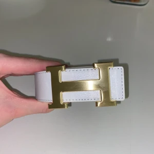 Vitt H bälte  - Riktigt bra kvalité, helt nytt