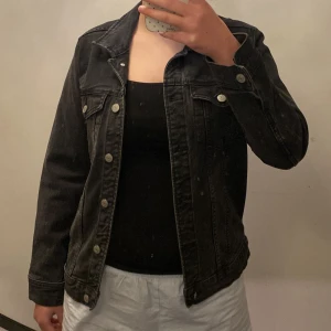 Grå jeansjacka  - Siper cool jeansjacka i mörkgrå från Gina i st 38.