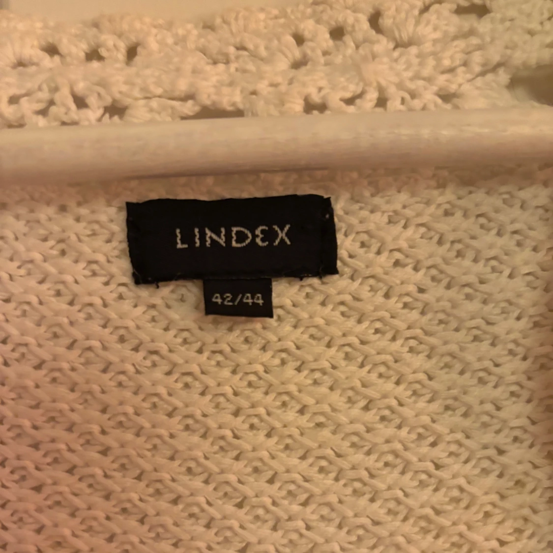 Vit kofta med spetsdetaljer från Lindex - 3